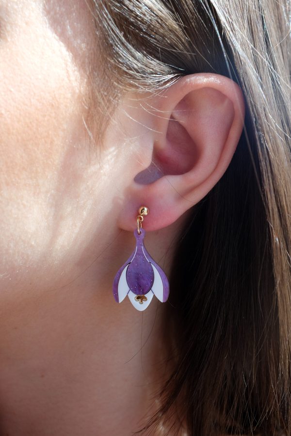 ergi-earrings-crocus-purple-pins-on-ear Обеци Crocus (висящи)