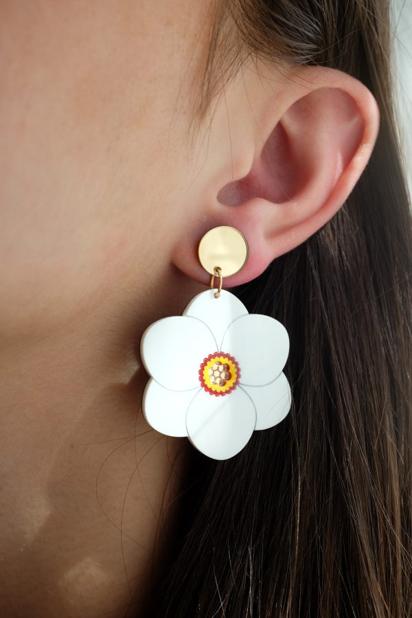 ergi-earrings-daffodil-on-ear Обеци Daffodil