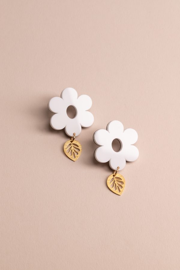 ergi-earrings-flowers-white Обеци White Flower