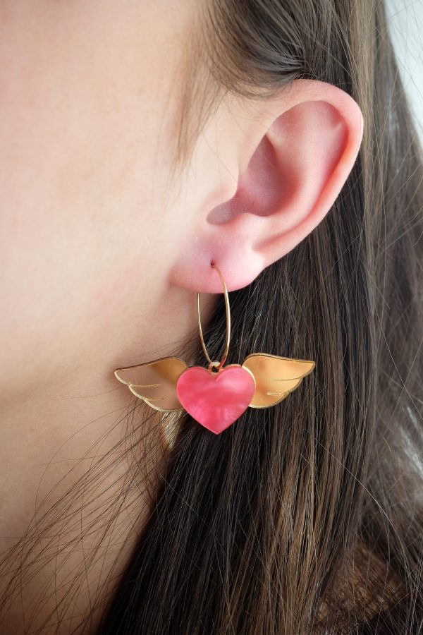 ergi-earrings-heart-with-wings-pink-gold-on-ear Обеци Winged Hearts (Pink-Gold)