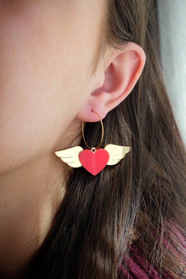 ergi-earrings-heart-with-wings-red-gold-on-ear Обеци Winged Hearts (Red-Gold)