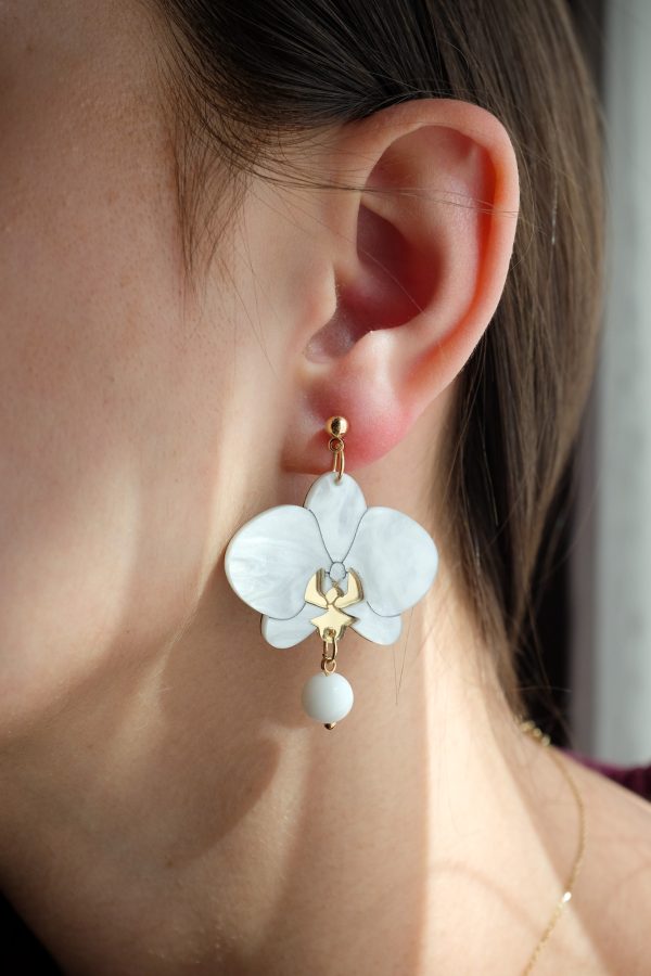 ergi-earrings-orchids-white-gold-on-ear Обеци Orchids White Marble and Gold
