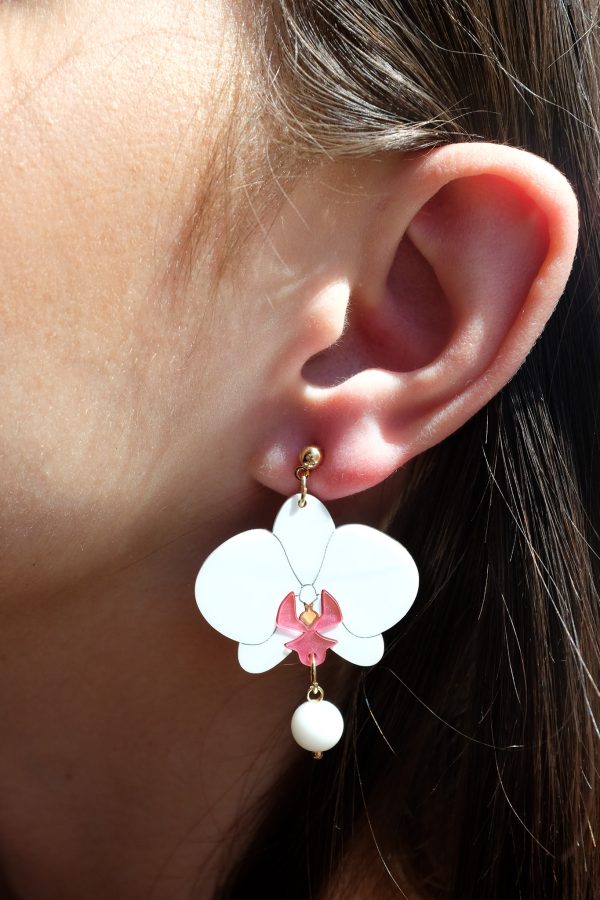 ergi-earrings-orchids-white-pink-on-ear Обеци Orchids White and Pink