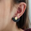 ergi-earrings-parabola-black-gold-on-ear Обеци Parabola Black Marble & Gold Mirror