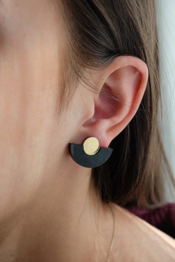 ergi-earrings-parabola-black-gold-on-ear Обеци Parabola Black Marble & Gold Mirror