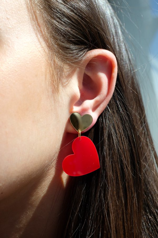 ergi-earrings-two-hearts-red-gold-on-ear-1 Обеци Heart Echo