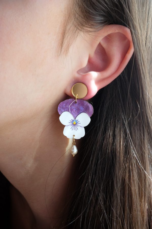 ergi-earrings-violets-big-white-on-ear Обеци Violets White (Big)