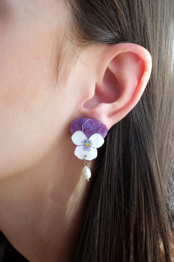 ergi-earrings-violets-medium-white-on-ear Обеци Violets White (Middle)