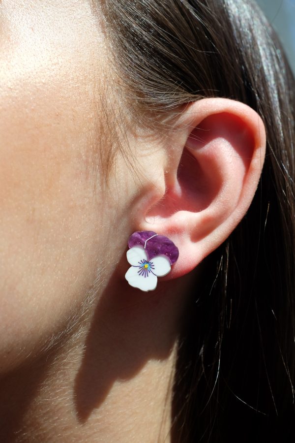 ergi-earrings-violets-small-on-ear-1 Обеци на щифт Violets