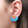 ergi-earrings-blue-gold-on-ear Обеци Parabola Blue Marble & Gold Mirror
