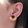 ergi-earrings-gold-black-on-ear Обеци Parabola Gold Mirror & Black Marble