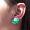 ergi-earrings-parabola-green-gold-on-ear-1 Обеци Parabola Green Marble & Gold Mirror