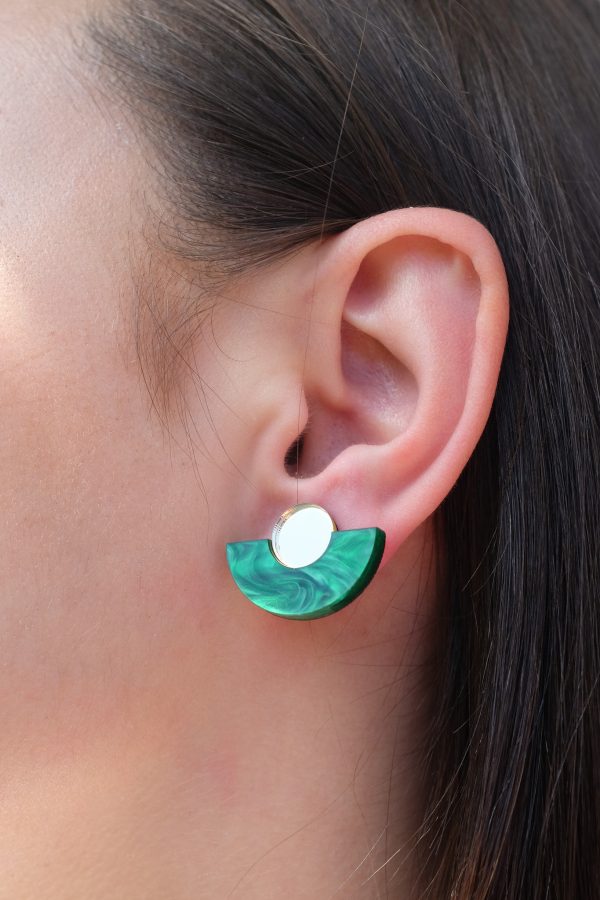 ergi-earrings-parabola-green-gold-on-ear-2 Обеци Parabola Green Marble & Gold Mirror