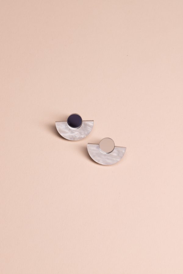 ergi-earrings-parabola-white-marble-silver-1 Обеци Parabola White Marble & Silver Mirror