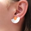 ergi-earrings-white-marble-gold-on-ear Обеци Parabola White Marble & Gold Mirror