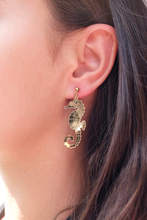 ergi-earrings-seahorse-gold-on-ear Обеци Seahorse Gold